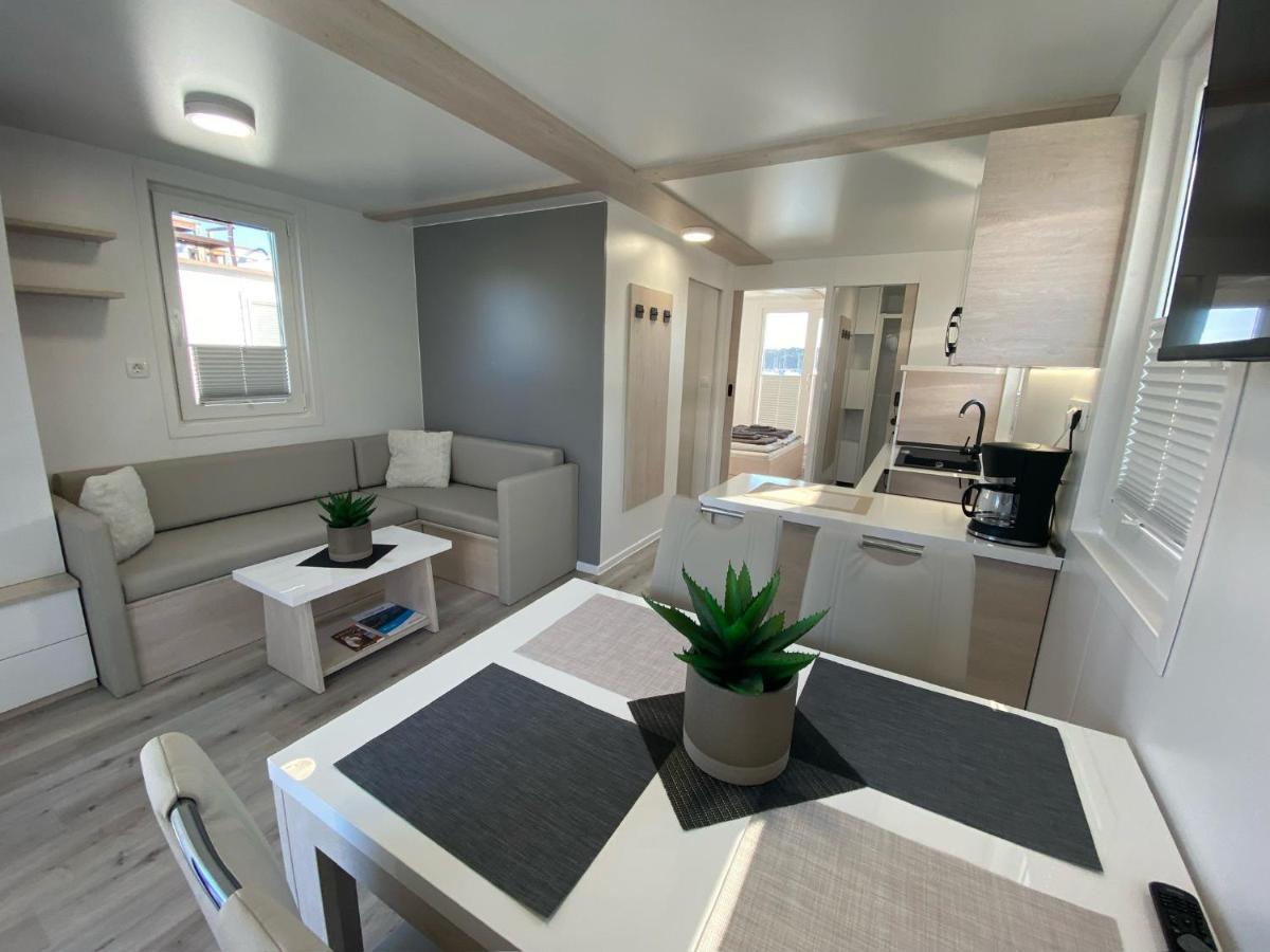 Floating House Arena 3 Pula