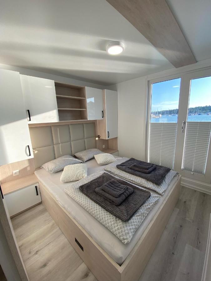 Floating House Arena 3 Pula