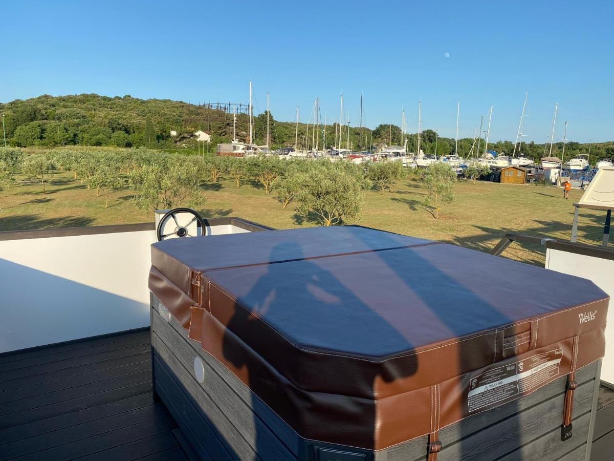 Floating House Arena 3 * Pula