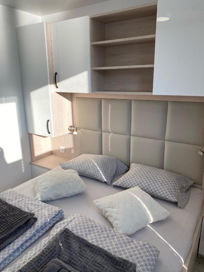Floating House Arena 3 * Pula